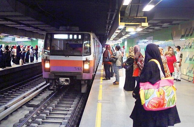 اعتراض مسافران به نقاشی‌ های کپی در مترو