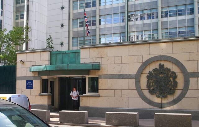 مسکو محوطه اطراف سفارت انگلیس را "میدان جمهوری خلق لوهانسک" نام نهاد