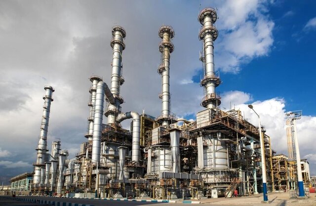 ستاد اجرایی فرمان امام (ره) ۲۰ میلیارد دلار در صنعت نفت سرمایه‌گذاری می‌کند