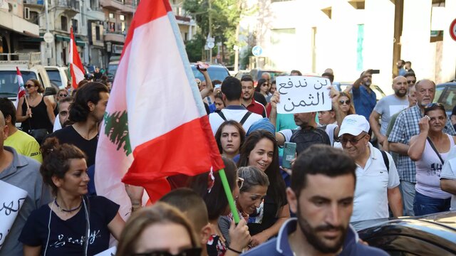 دومین روز تظاهرات در بیروت با شعار "ما هزینه نخواهیم داد" دومین روز تظاهرات در بیروت با شعار "ما هزینه نخواهیم داد"