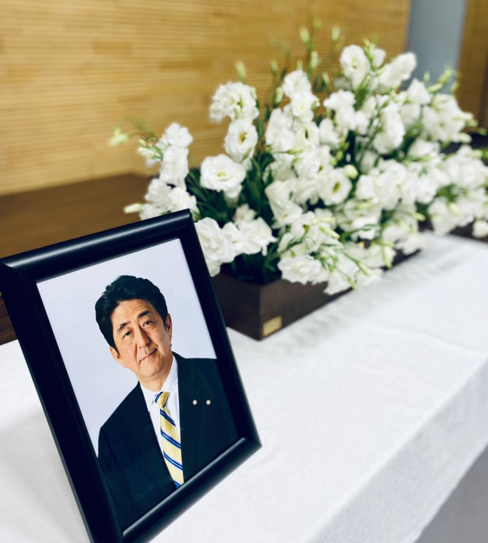 حضور علی باقری در مراسم امضای دفتر یادبود شینزو آبه