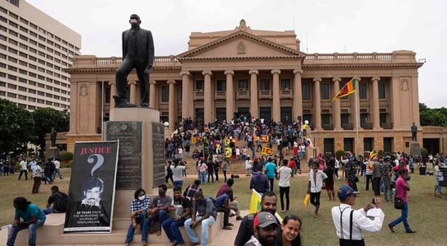 معترضان سریلانکایی در اقامتگاه رئیسجمهور توافق احزاب اپوزیسیون سریلانکا برای تشکیل دولت جدید