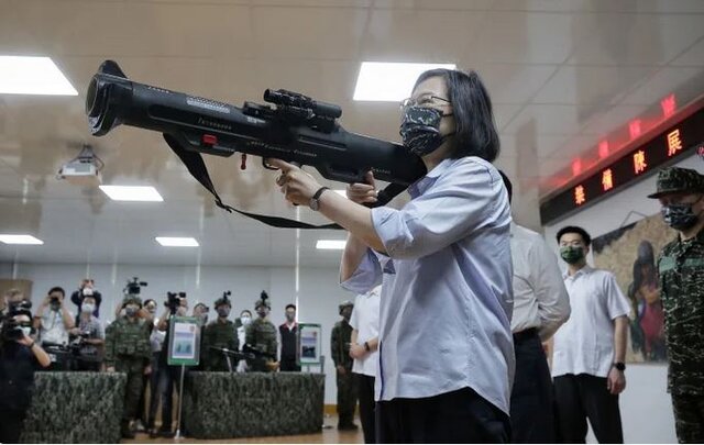 رییس جمهوری تایوان در حال تست یکی از ادوات نظامی آمریکا از انگلیس خواست "دفاع از تایوان" را افزایش دهد