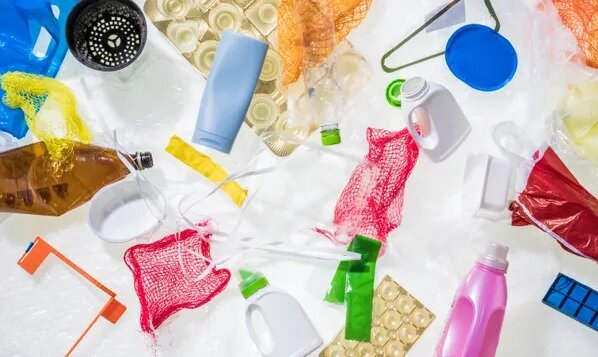 انگلیسی‌ها سالانه ۱۰۰ میلیارد قطعه بسته‌بندی پلاستیکی دور می‌ریزند