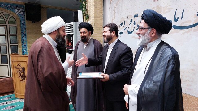 مراسم اختتامیه سال تحصیلی حوزه علمیه امام صادق(ع) ورامین برگزار شد