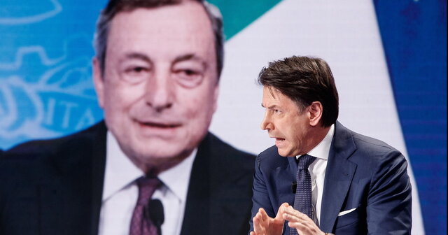 سخنرانی جوزپه کونته با پس زمینه تصویر دراگی دولت ایتالیا در یک قدمی سقوط