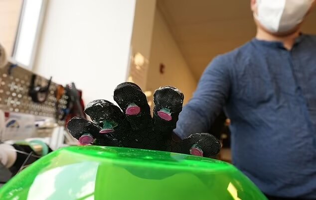 ابداع دستکش "اختاپوسی" برای گرفتن اشیا در زیر آب