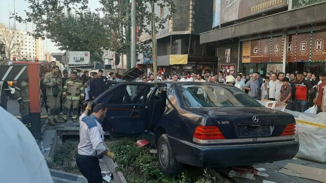 دو مصدوم، حاصل تصادف خودرو بنز در خیابان ولیعصر