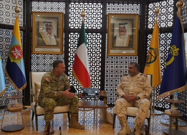 دیدار رئیس ستاد مشترک ارتش کویت با فرمانده سنتکام