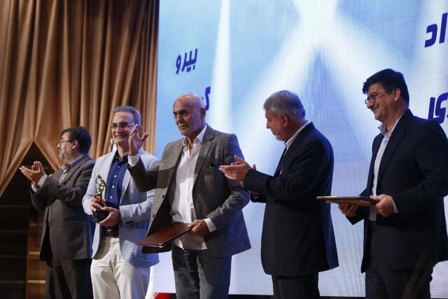 حامد بهداد جایزه اش را به جمشید هاشمپور  اهدا کرد