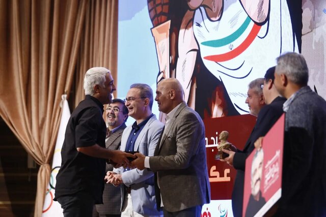 حامد بهداد جایزه اش را به جمشید هاشمپور اهدا کرد