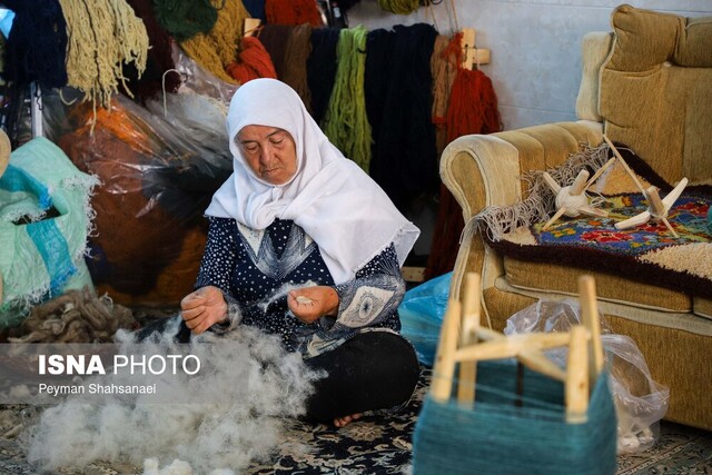 دختران جوان از گلیم و جاجیمبافی خجالت میکشند