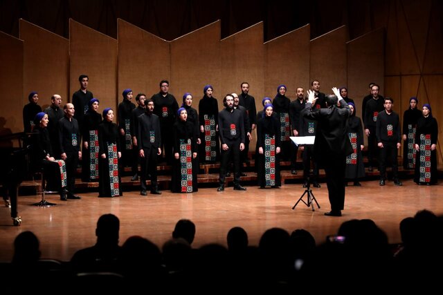 گروه کُر تنال در آرزوی دنیای بدون جنگ خواند