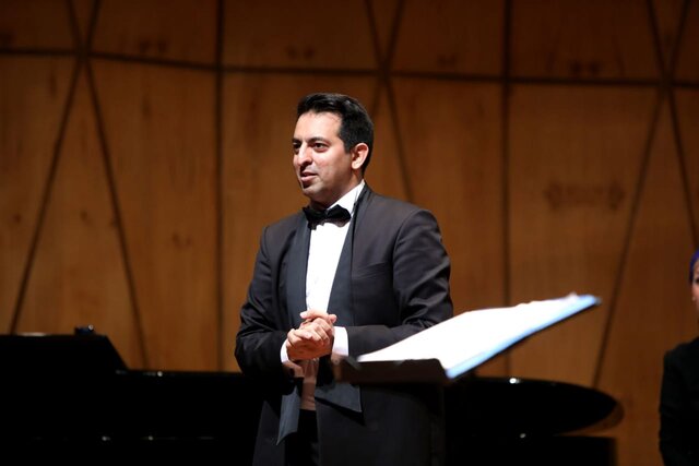 گروه کُر تنال در آرزوی دنیای بدون جنگ خواند