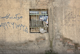 «پنجره‌ای باز اما بسته» کرج ـ منطقه گلشهر ـ اتاق نگهبانی سردخانه میوه؛ سالهاست که متروکه و بدون استفاده به حال خود رها شده است.