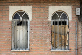 «پنجره‌ای باز اما بسته»  کرج ـ حصارک پایین ـ خانه‌ای ویلایی و قدیمی که، امروز به یک متروکه تبدیل شده است.