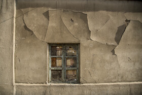 «پنجره‌ای باز اما بسته» تهران ـ جمهوری ـ خانه‌ای مسکونی که از سال ۱۳۴۲ تا ۱۳۸۰ چاپخانه بوده و بعد از آن تا سال ۹۰ مسکونی بوده، اما در حال حاضر مخروبه‌ای بیش نیست.