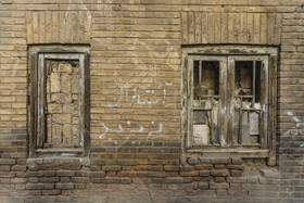 «پنجره‌ای باز اما بسته» تهران ـ جمهوری ـ خانه‌ای متروکه و در حال تخریب باقی مانده از دورۀ پهلوی دوم که تا پنج سال پیش مورد استفاده بود.