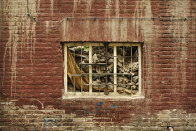 «پنجره‌ای باز اما بسته» تهران ـ خیابان قزوین ـ خانه‌ای که سقفش آسمان است و پنجره‌ها تنها مامنِ امنِ بقایای خانۀ تخریب شده‌اند، در بافتِ فرسودۀ این منطقه.