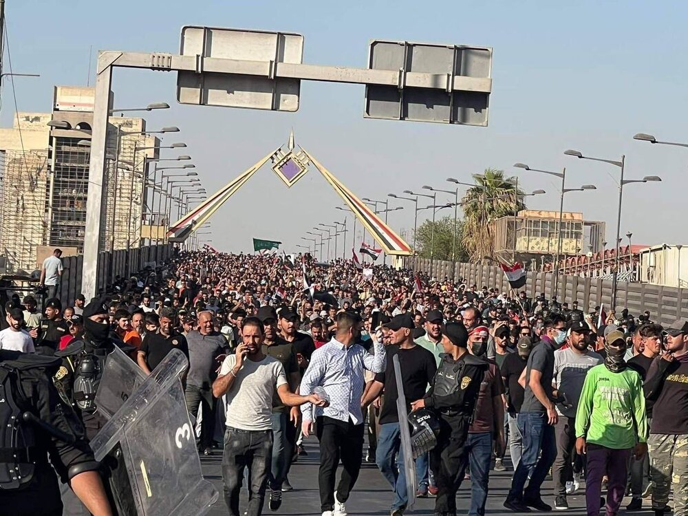 اعتراضات طرفداران صدر به نامزدی نخست‌وزیر «شیاع السودانی»/ معترضان وارد پارلمان عراق شدند