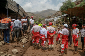 امداد رسانی پس از جاری شدن سیلاب و رانش زمین در امامزاده داوود تهران