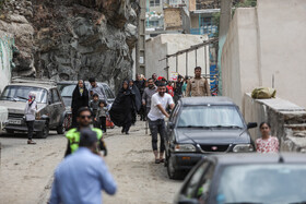 تخلیه مردم پس از جاری شدن سیلاب و رانش زمین از اطراف امامزاده داوود