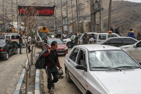 تخلیه مردم پس از جاری شدن سیلاب و رانش زمین از اطراف امامزاده داوود