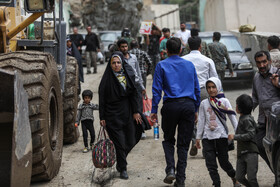 تخلیه مردم پس از جاری شدن سیلاب و رانش زمین از اطراف امامزاده داوود