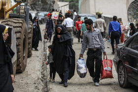 تخلیه مردم پس از جاری شدن سیلاب و رانش زمین از اطراف امامزاده داوود