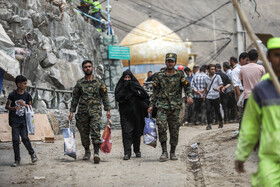 تخلیه مردم پس از جاری شدن سیلاب و رانش زمین از اطراف امامزاده داوود