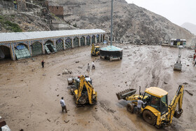 امداد رسانی پس از جاری شدن سیلاب و رانش زمین در امام‌زاده داوود تهران