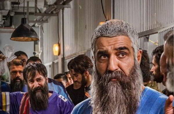 نمایی از سریال آفتاب پرست وقتی آفتاب پرست در شلوغی ابوعطا می خواند!