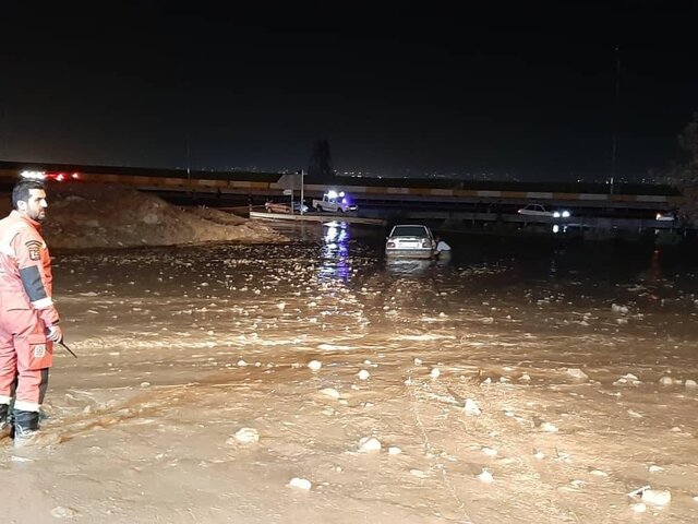 وقوع سیلاب در غرب تهران/ خارج کردن ۵ خودرو از گل و لای