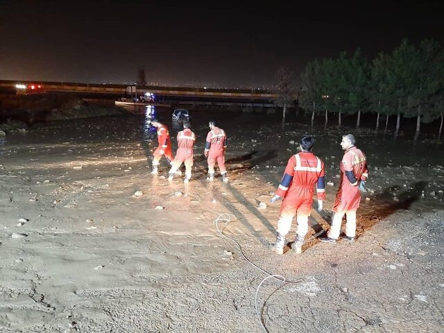 وقوع سیلاب در غرب تهران/ خارج کردن ۵ خودرو از گل و لای وقوع سیلاب در غرب تهران/ خارج کردن ۵ خودرو از گل و لای