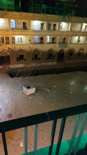 جاری شدن سیلاب و رانش زمین در امامزاده داوود تهران