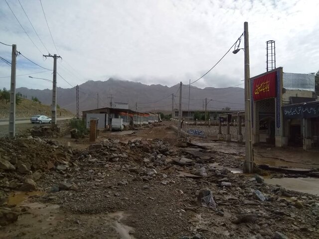  عملیات لایروبی و آواربرداری در روستای بارده در حال انجام است