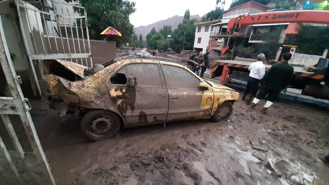 امدادرسانی به مناطق سیلزده طالقان به کندی انجام شده است/ استان البرز نیاز به تجهیزات دارد