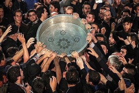 طشت‌ گذاری آیین سنتی عزاداران حسینی در سریش آباد