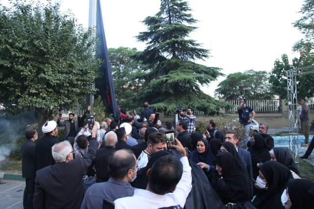 عکس آرشیوی است اهتزاز بزرگترین پرچم عزای حسینی در اراضی عباس آباد