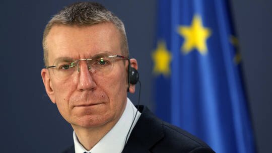 وزیر خارجه لتونی: اتحادیه اروپا باید همه روس‌ها را ممنوع‌الورود کند