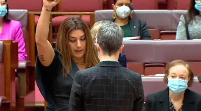 سناتور استرالیایی، ملکه انگلیس را "استعمارگر" خواند