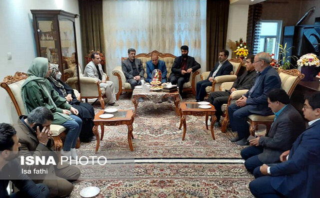 دیدار مدیرکل آموزش و پرورش کهگیلویه و بویراحمد با رتبه یک تجربی کنکور