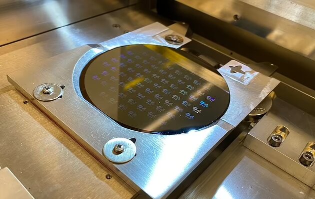 قطعهای از فضاپیمای ماموریت آپولو ۱۱ به ماه بازمیگردد