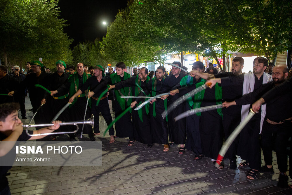 تصاویری از مراسم سنتی مشق شمشیر نجفیهای مقیم قم