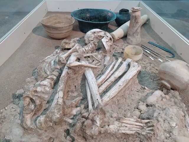 خاتون ۶۰۰۰ ساله گنجینهاش را در آغوش گرفت