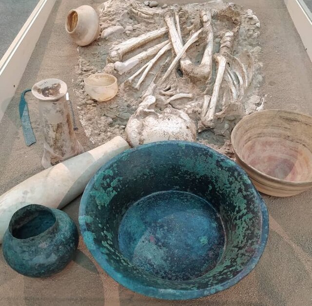 خاتون ۶۰۰۰ ساله گنجینهاش را در آغوش گرفت