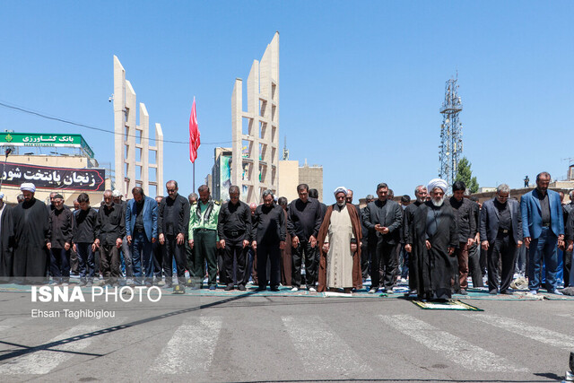 اقامه نماز ظهر عاشورا در میدان انقلاب زنجان