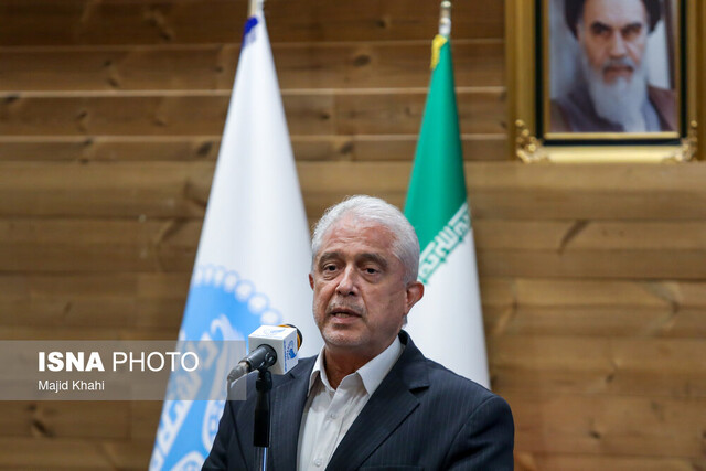 با اعطای تسهیلات آموزشی از دانشجویان برتر حمایت میکنیم