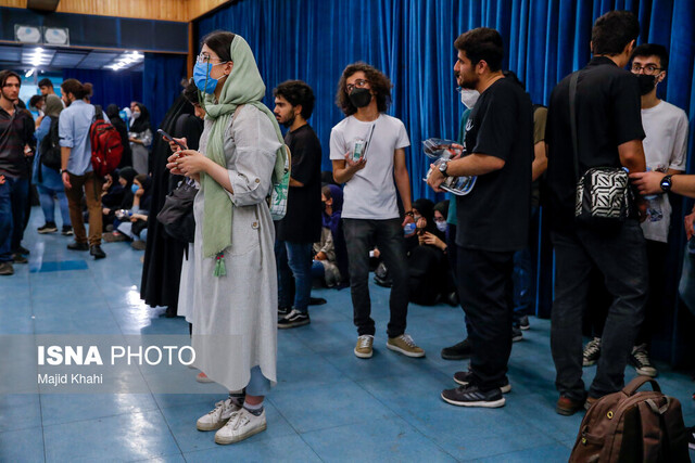 با اعطای تسهیلات آموزشی از دانشجویان برتر حمایت میکنیم