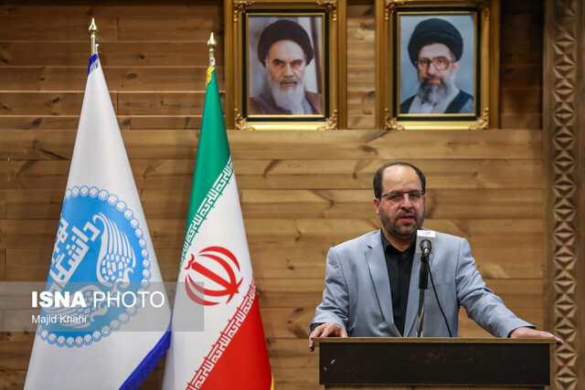 با اعطای تسهیلات آموزشی از دانشجویان برتر حمایت میکنیم